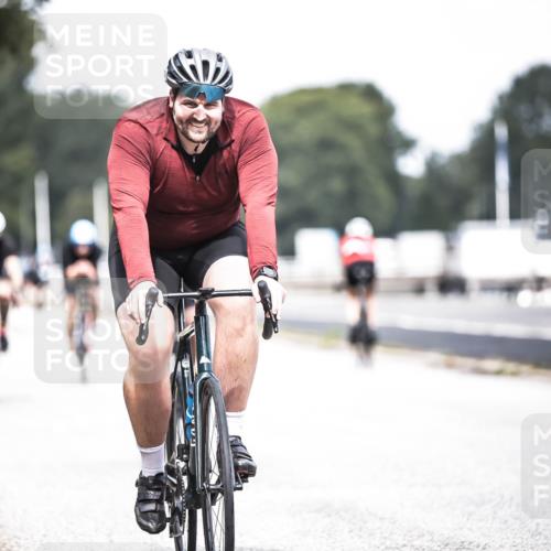 16.08.2026 - KN Förde Triathlon 2026 H.Heesch http://msf.ph/oto/9978557 16.08.2026 11:26:08 Radfahren 370, 421 meine-sportfotos.de