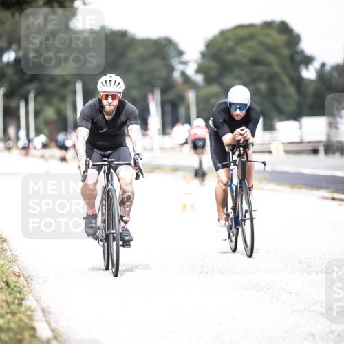 16.08.2026 - KN Förde Triathlon 2026 H.Heesch http://msf.ph/oto/9978572 16.08.2026 11:26:09 Radfahren 370, 421 meine-sportfotos.de