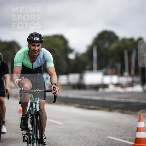 16.08.2026 - KN Förde Triathlon 2026 H.Heesch http://msf.ph/oto/9978991 16.08.2026 11:33:30 Radfahren 379, 403, 438 meine-sportfotos.de