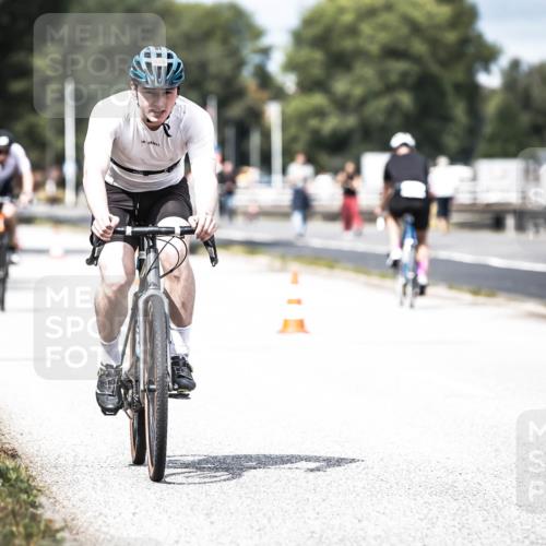 16.08.2026 - KN Förde Triathlon 2026 H.Heesch http://msf.ph/oto/9982046 16.08.2026 12:52:56 Radfahren 538, 548, 562, 580, 705 meine-sportfotos.de