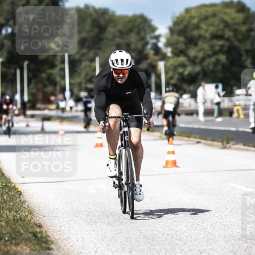 16.08.2026 - KN Förde Triathlon 2026 H.Heesch http://msf.ph/oto/9983603 16.08.2026 12:55:05 Radfahren 196, 523, 555, 586, 721 meine-sportfotos.de