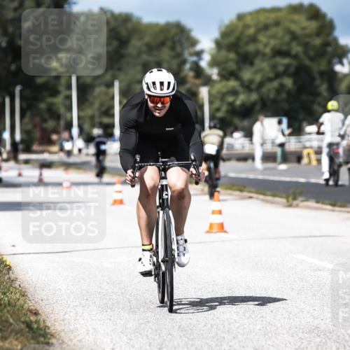 16.08.2026 - KN Förde Triathlon 2026 H.Heesch http://msf.ph/oto/9983605 16.08.2026 12:55:05 Radfahren 196, 523, 555, 586, 721 meine-sportfotos.de