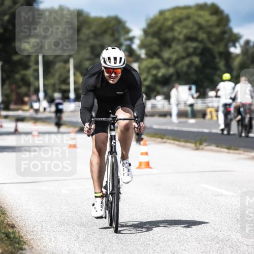 16.08.2026 - KN Förde Triathlon 2026 H.Heesch http://msf.ph/oto/9983607 16.08.2026 12:55:05 Radfahren 196, 523, 555, 586, 721 meine-sportfotos.de