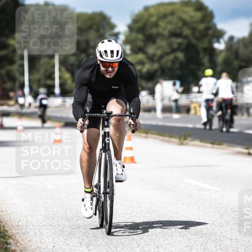 16.08.2026 - KN Förde Triathlon 2026 H.Heesch http://msf.ph/oto/9983609 16.08.2026 12:55:05 Radfahren 196, 523, 555, 586, 721 meine-sportfotos.de