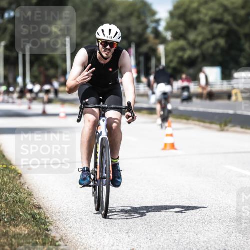 16.08.2026 - KN Förde Triathlon 2026 H.Heesch http://msf.ph/oto/9983771 16.08.2026 12:55:35 Radfahren 526, 535 meine-sportfotos.de