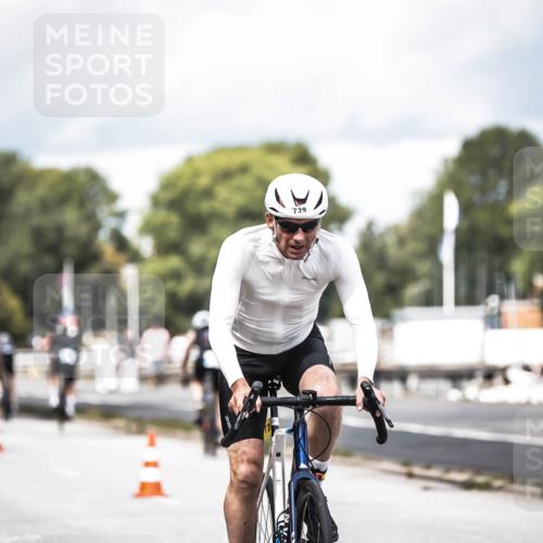 16.08.2026 - KN Förde Triathlon 2026 H.Heesch http://msf.ph/oto/9985257 16.08.2026 13:03:47 Radfahren 561, 580, 585, 726, 734, 739 meine-sportfotos.de