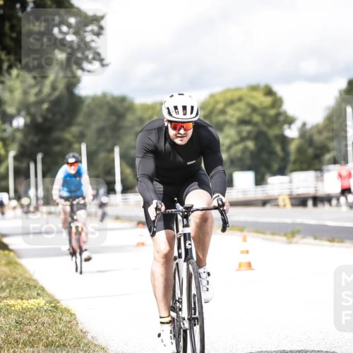 16.08.2026 - KN Förde Triathlon 2026 H.Heesch http://msf.ph/oto/9985416 16.08.2026 13:04:45 Radfahren 555, 705, 717 meine-sportfotos.de