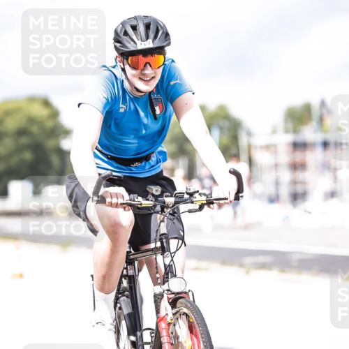 16.08.2026 - KN Förde Triathlon 2026 H.Heesch http://msf.ph/oto/9985441 16.08.2026 13:04:48 Radfahren 555, 705, 717 meine-sportfotos.de