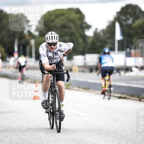 16.08.2026 - KN Förde Triathlon 2026 H.Heesch http://msf.ph/oto/9986414 16.08.2026 13:10:16 Radfahren 592, 710, 732 meine-sportfotos.de