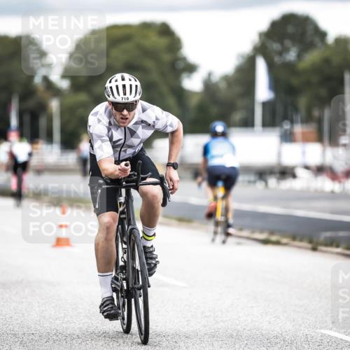 16.08.2026 - KN Förde Triathlon 2026 H.Heesch http://msf.ph/oto/9986417 16.08.2026 13:10:16 Radfahren 592, 710, 732 meine-sportfotos.de