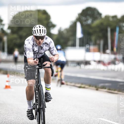 16.08.2026 - KN Förde Triathlon 2026 H.Heesch http://msf.ph/oto/9986420 16.08.2026 13:10:16 Radfahren 592, 710, 732 meine-sportfotos.de