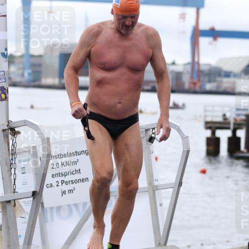 16.08.2026 - KN Förde Triathlon 2026 Antke Förster http://msf.ph/oto/9995383 16.08.2026 10:57:30 Schwimmen 306, 322 meine-sportfotos.de