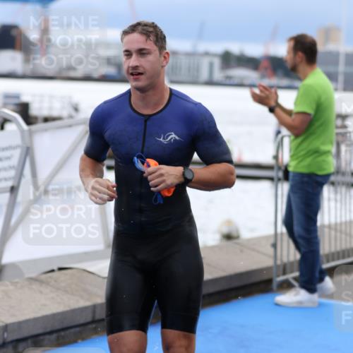 16.08.2026 - KN Förde Triathlon 2026 Antke Förster http://msf.ph/oto/9998107 16.08.2026 12:46:21 Schwimmen 517, 535, 555, 569, 571, 701, 710 meine-sportfotos.de