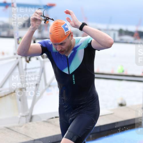 16.08.2026 - KN Förde Triathlon 2026 Antke Förster http://msf.ph/oto/9998288 16.08.2026 12:51:46 Schwimmen 594, 745, 746 meine-sportfotos.de