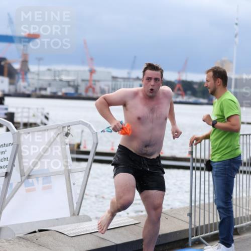 16.08.2026 - KN Förde Triathlon 2026 Antke Förster http://msf.ph/oto/9998295 16.08.2026 12:52:03 Schwimmen 594, 745, 746 meine-sportfotos.de
