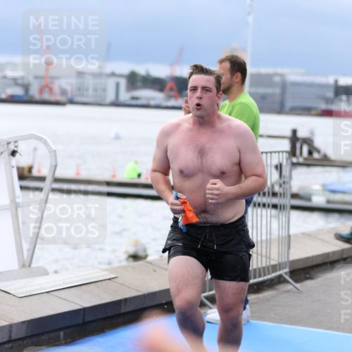 16.08.2026 - KN Förde Triathlon 2026 Antke Förster http://msf.ph/oto/9998297 16.08.2026 12:52:04 Schwimmen 594, 745, 746 meine-sportfotos.de