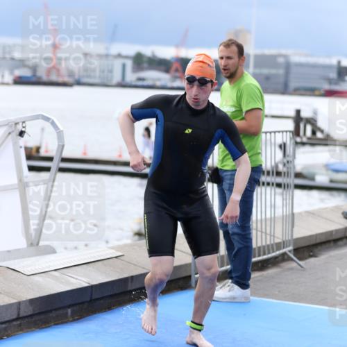 16.08.2026 - KN Förde Triathlon 2026 Antke Förster http://msf.ph/oto/9998359 16.08.2026 12:54:06 Schwimmen 608, 609, 730, 737 meine-sportfotos.de