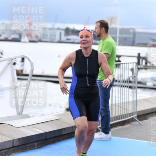 16.08.2026 - KN Förde Triathlon 2026 Antke Förster http://msf.ph/oto/9998365 16.08.2026 12:54:37 Schwimmen 734, 736 meine-sportfotos.de