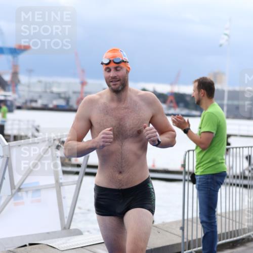16.08.2026 - KN Förde Triathlon 2026 Antke Förster http://msf.ph/oto/9998373 16.08.2026 12:54:47 Schwimmen 734, 736 meine-sportfotos.de