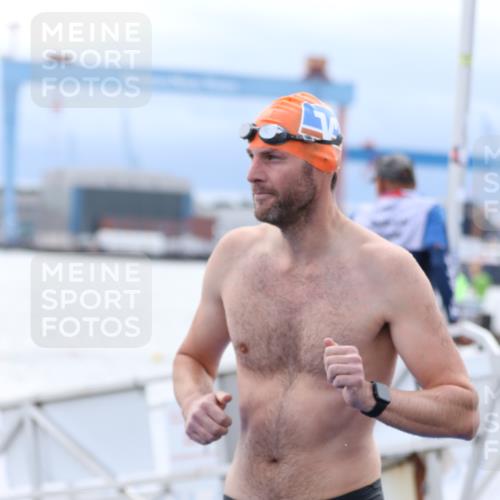 16.08.2026 - KN Förde Triathlon 2026 Antke Förster http://msf.ph/oto/9998376 16.08.2026 12:54:48 Schwimmen 734, 736 meine-sportfotos.de