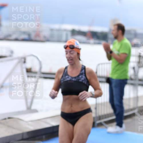 16.08.2026 - KN Förde Triathlon 2026 Antke Förster http://msf.ph/oto/9998410 16.08.2026 12:55:59 Schwimmen 726, 732, 739 meine-sportfotos.de