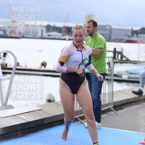 16.08.2026 - KN Förde Triathlon 2026 Antke Förster http://msf.ph/oto/9998414 16.08.2026 12:56:33 Schwimmen 717, 742 meine-sportfotos.de