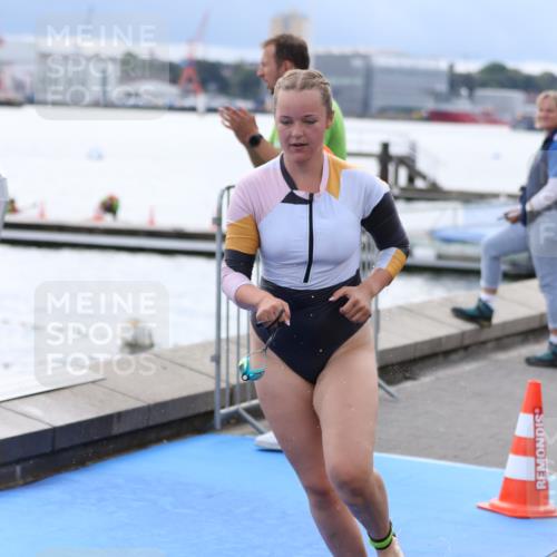 16.08.2026 - KN Förde Triathlon 2026 Antke Förster http://msf.ph/oto/9998416 16.08.2026 12:56:33 Schwimmen 717, 742 meine-sportfotos.de