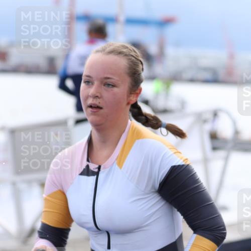 16.08.2026 - KN Förde Triathlon 2026 Antke Förster http://msf.ph/oto/9998418 16.08.2026 12:56:35 Schwimmen 717, 742 meine-sportfotos.de
